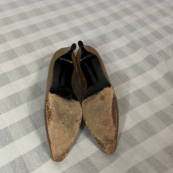 Stuart Weitzman gold with gold round studded 3” heels/pump - Picture 12 of 17